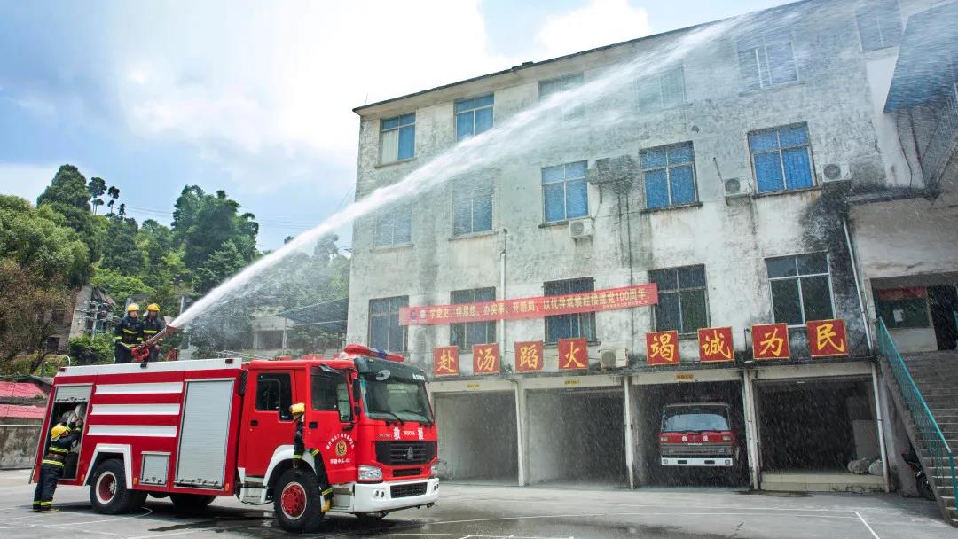 党旗飘扬之榜样力量（九）：守卫矿区一片蓝天